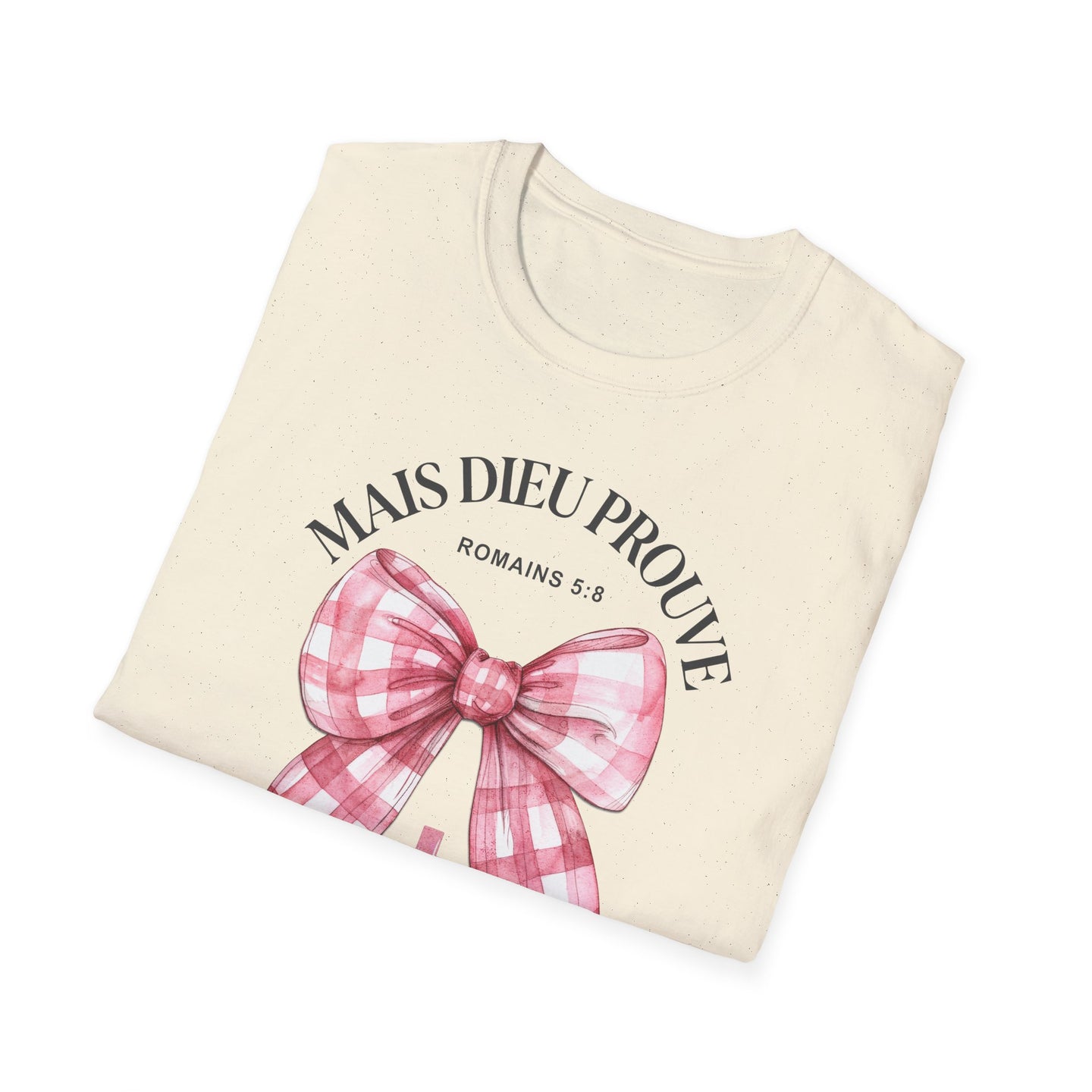 T-shirt beige plié avec un nœud vichy rose et l'inscription Mais Dieu prouve Romains 5:8.