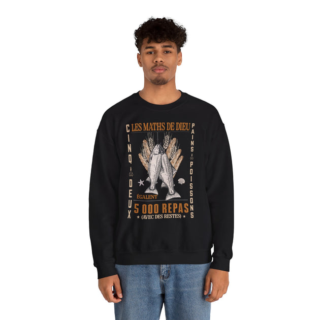 Un homme porte un sweat-shirt noir avec une illustration de pains et de poissons.