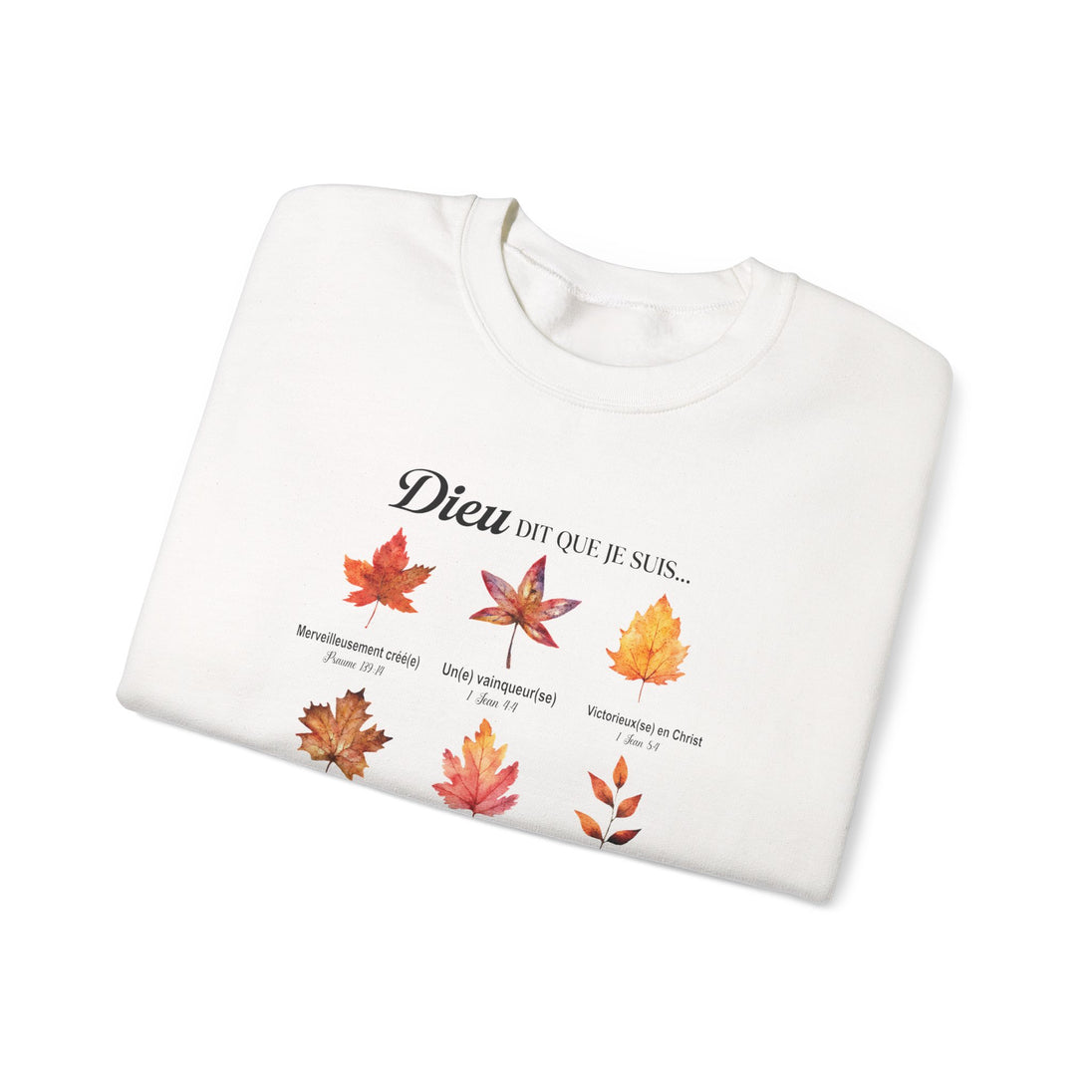 Sweatshirt blanc plié orné de feuilles d'automne et de textes bibliques en français.