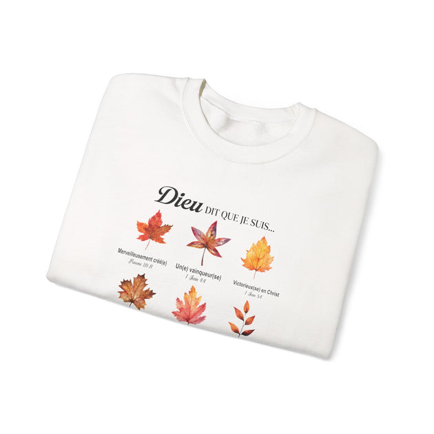 Sweatshirt blanc plié orné de feuilles d'automne et de textes bibliques en français.