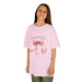 Une enfant porte un t-shirt rose orné d'un ruban aquarelle et du verset Jacques 1:17.
