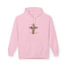 Sweat à capuche rose pour femme avec une croix florale et l'inscription Tout est accompli.