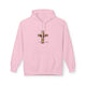 Sweat à capuche rose pour femme avec une croix florale et l'inscription Tout est accompli.