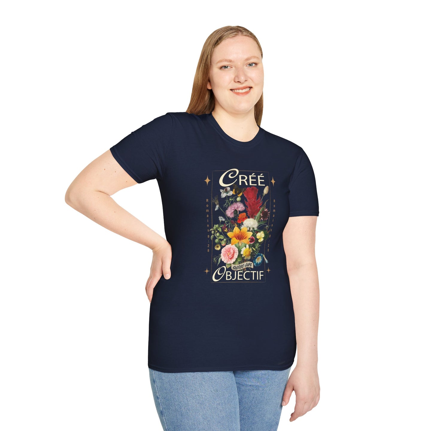 Une femme porte un t-shirt bleu marine avec un motif floral vintage et le texte Créé avec un objectif.