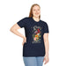 Une femme porte un t-shirt bleu marine avec un motif floral vintage et le texte Créé avec un objectif.