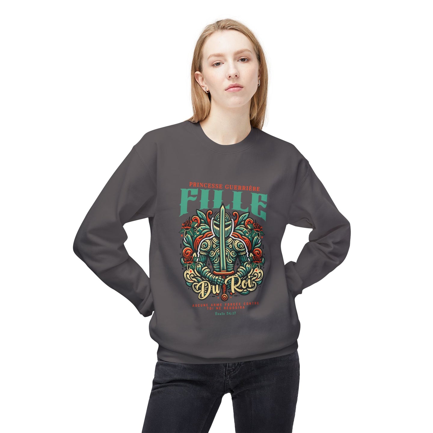 Une femme porte un sweatshirt gris foncé avec une illustration de chevalier et un texte religieux.