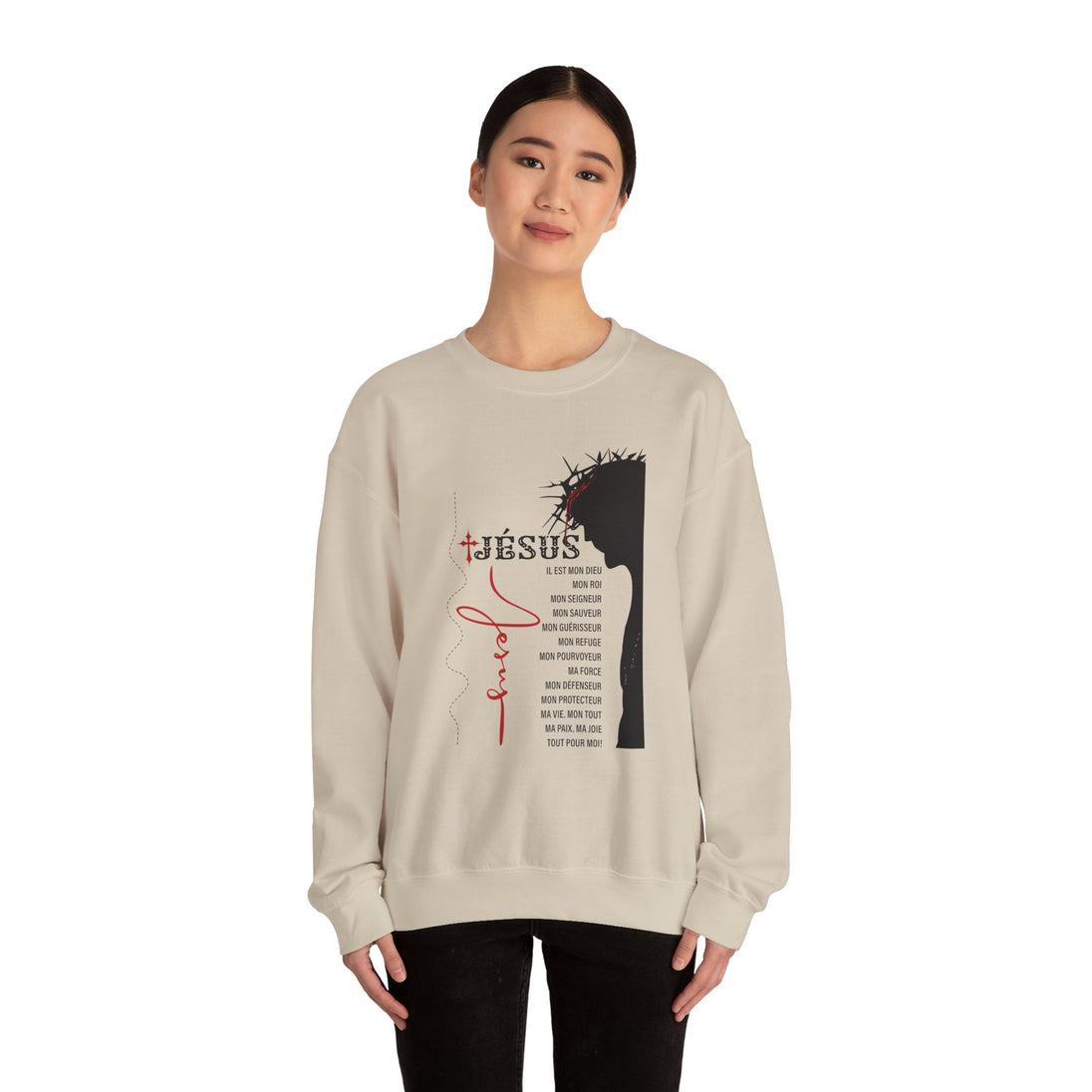 Une femme porte un sweat-shirt beige orné d'un motif religieux avec une couronne d'épines.