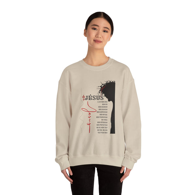 Une femme porte un sweat-shirt beige orné d'un motif religieux avec une couronne d'épines.