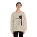 Une femme porte un sweat-shirt beige orné d'un motif religieux avec une couronne d'épines.