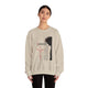 Une femme porte un sweat-shirt beige orné d'un motif religieux avec une couronne d'épines.