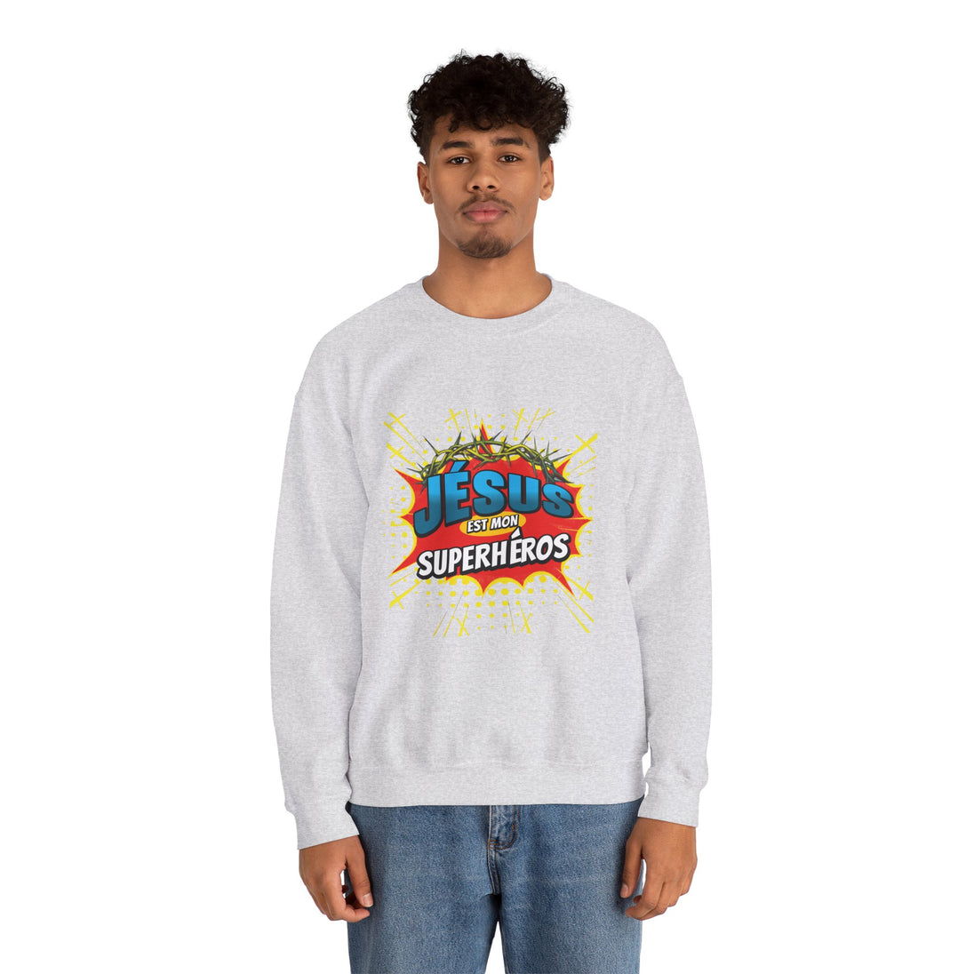 Un homme porte un sweat-shirt gris avec l'inscription Jésus est mon superhéros en style comics.