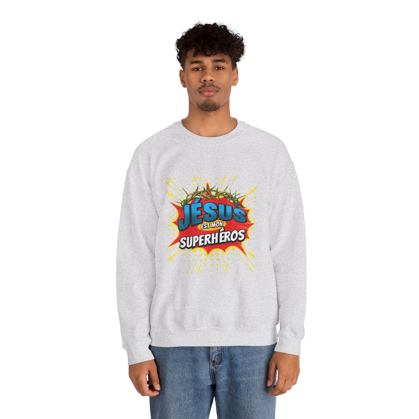 Un homme porte un sweat-shirt gris avec l'inscription Jésus est mon superhéros en style comics.