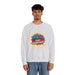Un homme porte un sweat-shirt gris avec l'inscription Jésus est mon superhéros en style comics.