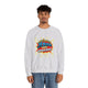 Un homme porte un sweat-shirt gris avec l'inscription Jésus est mon superhéros en style comics.