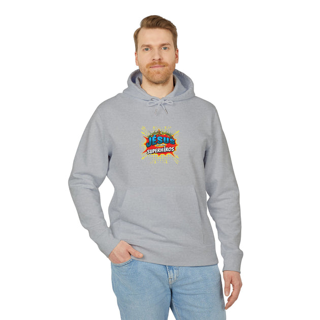 Un homme porte un sweat à capuche gris avec le texte Jésus est mon superhéros imprimé sur le torse.