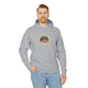Un homme porte un sweat à capuche gris avec le texte Jésus est mon superhéros imprimé sur le torse.