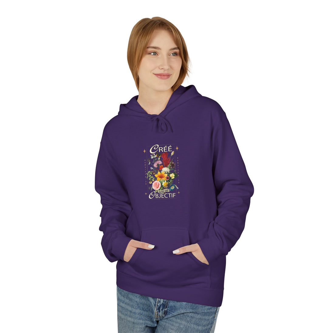 Une femme porte un sweat à capuche violet orné d'un motif floral et du texte Créée avec un objectif.