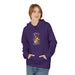 Une femme porte un sweat à capuche violet orné d'un motif floral et du texte Créée avec un objectif.