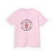 T-shirt rose pour enfant avec un motif religieux centré représentant une main et une couronne.