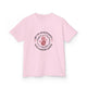 T-shirt rose pour enfant avec un motif religieux centré représentant une main et une couronne.