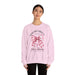 Une femme porte un sweat-shirt rose pâle orné d'un nœud à carreaux et d'un message religieux.