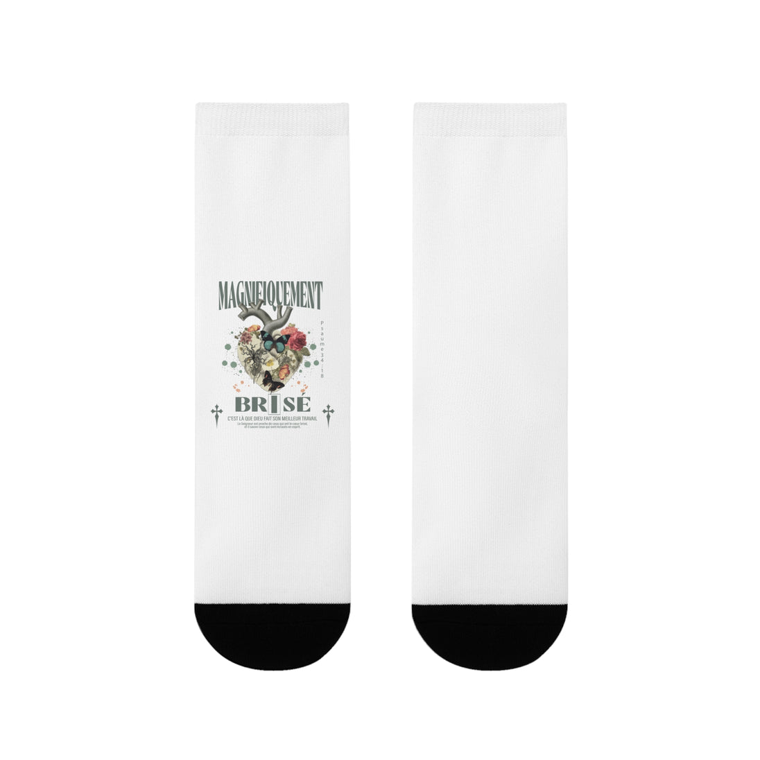 Paire de chaussettes blanches mi-mollet avec un motif de cœur floral et un texte religieux.