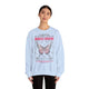 Une femme porte un sweat-shirt blanc avec un papillon et le verset biblique 2 Corinthiens 5:17.