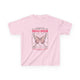 T-shirt rose pour enfant avec un motif de papillon et un texte religieux en français.