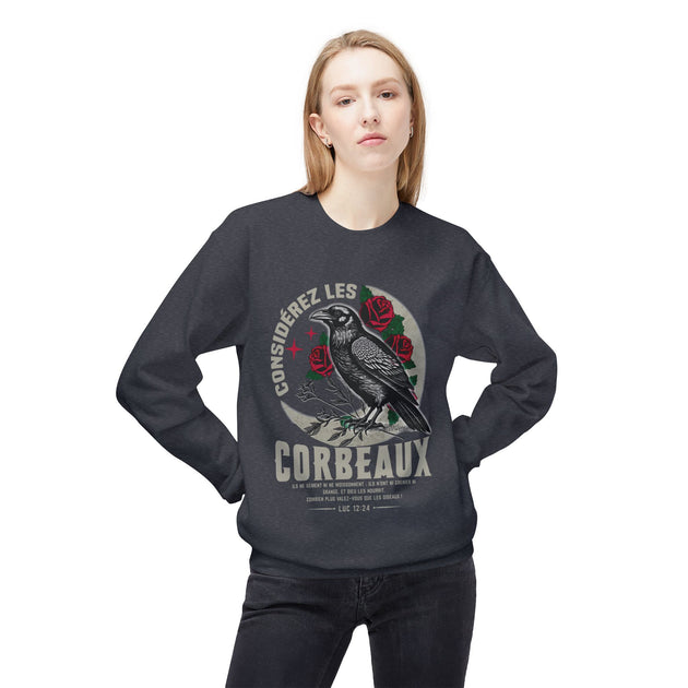 Une femme porte un sweatshirt gris foncé avec une illustration de corbeau et de roses.