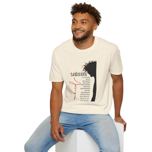Un homme porte un t-shirt beige orné d'une illustration de Jésus et d'une liste de ses attributs.