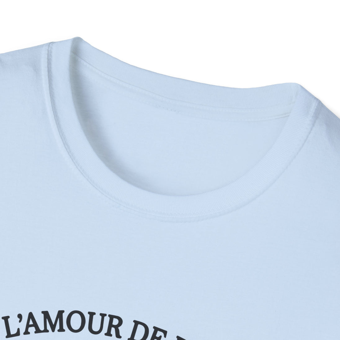 T-shirt blanc à col rond avec une inscription noire sur la poitrine.