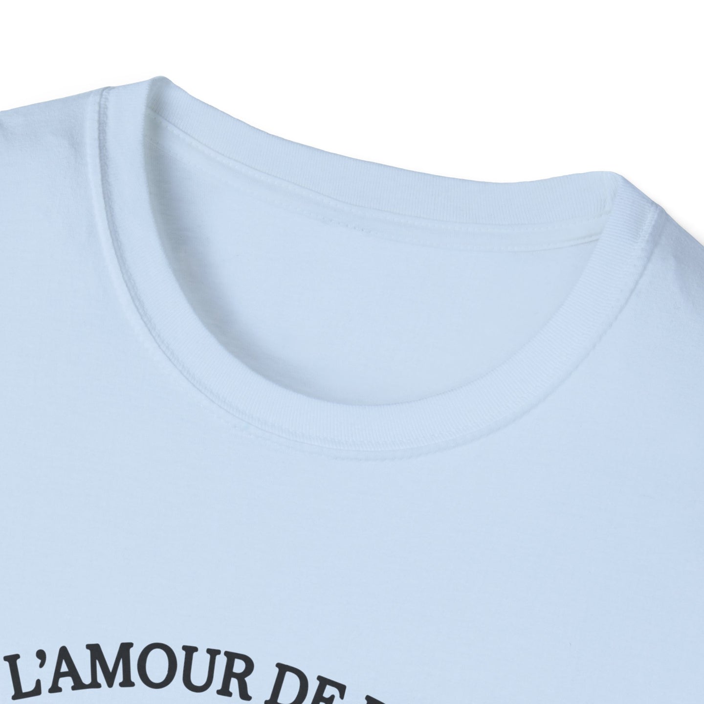 T-shirt blanc à col rond avec une inscription noire sur la poitrine.