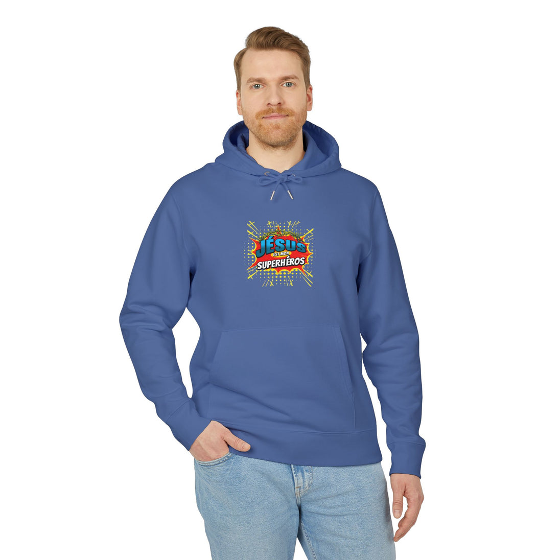 Un homme porte un sweat à capuche bleu avec le texte Jésus est mon superhéros imprimé sur le torse.