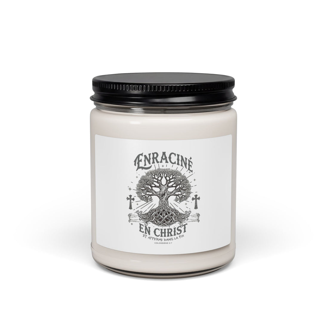 Bougie en cire de soja dans un pot en verre avec une étiquette illustrée d'un arbre et de croix.