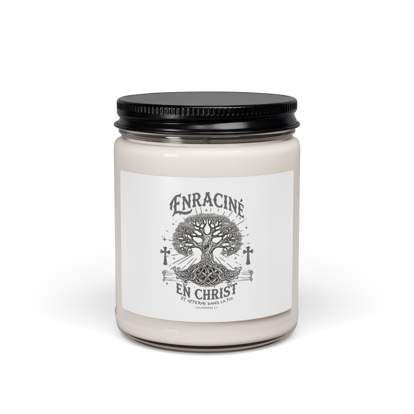 Bougie en cire de soja dans un pot en verre avec une étiquette illustrée d'un arbre et de croix.