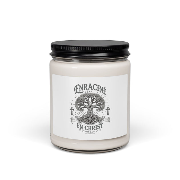 Bougie en cire de soja dans un pot en verre avec une étiquette illustrée d'un arbre et de croix.