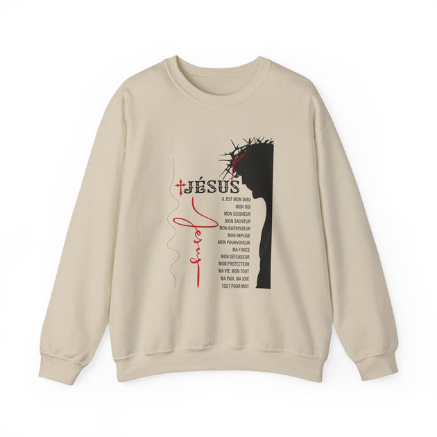 Sweat-shirt beige à col rond orné d'une illustration de Jésus et d'une liste de titres religieux.
