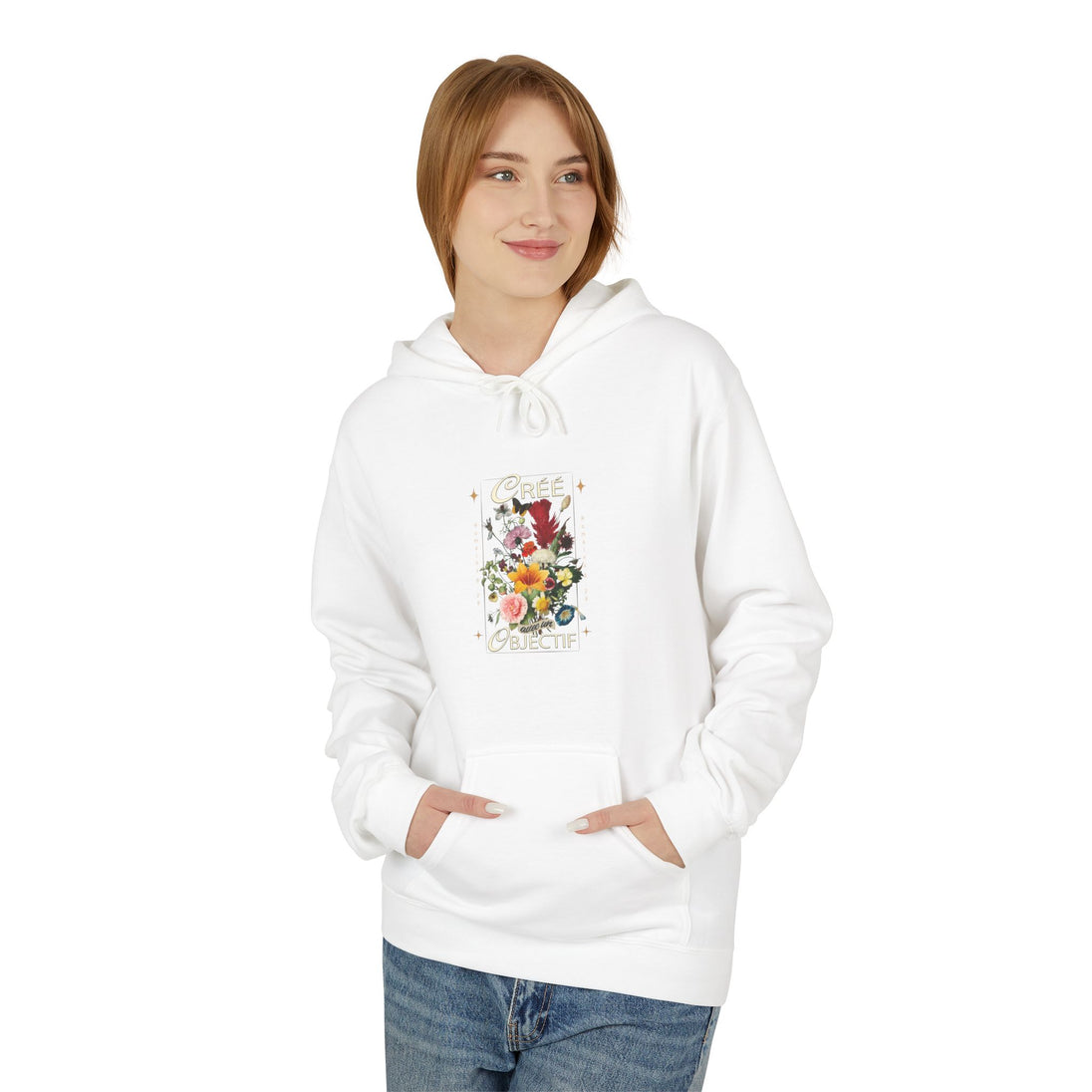 Femme portant le sweat à capuche blanc Destin Béni avec motif floral et texte chrétien.