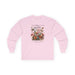 T-shirt rose à manches longues avec un imprimé floral et des papillons sur le devant.