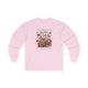 T-shirt rose à manches longues avec un imprimé floral et des papillons sur le devant.