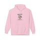 Sweat à capuche rose avec un motif floral en forme de cœur et l'inscription Magnifiquement Brisée.