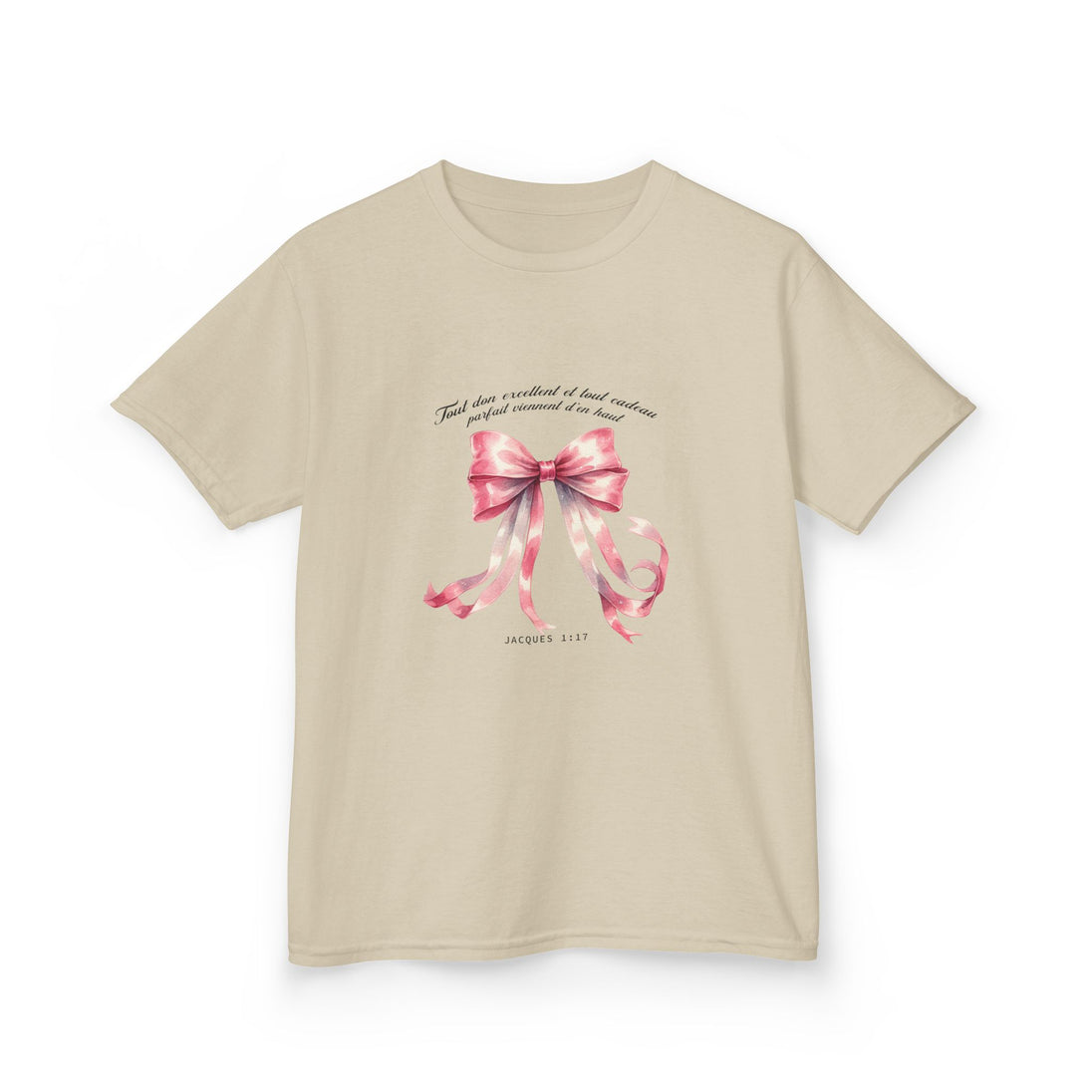 T-shirt beige pour enfant avec un ruban rose à l'aquarelle et une inscription religieuse.