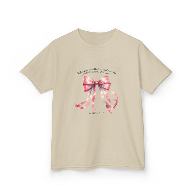 T-shirt beige pour enfant avec un ruban rose à l'aquarelle et une inscription religieuse.