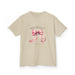 T-shirt beige pour enfant avec un ruban rose à l'aquarelle et une inscription religieuse.