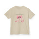 T-shirt beige pour enfant avec un ruban rose à l'aquarelle et une inscription religieuse.