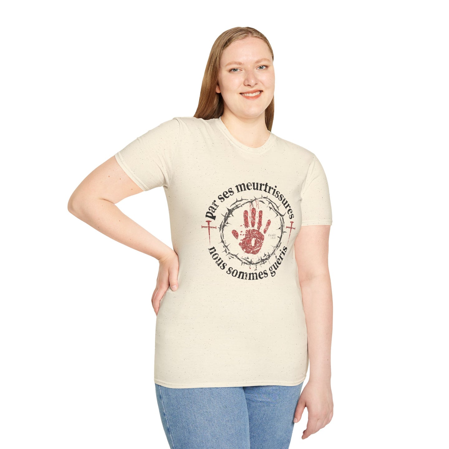 Une femme porte un t-shirt beige chiné avec une impression religieuse rouge et noire.