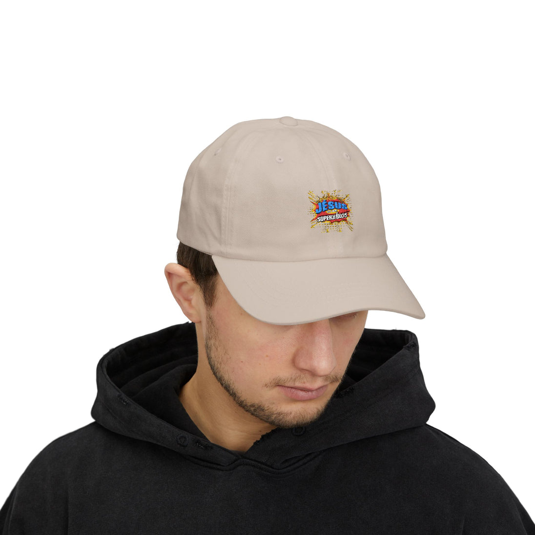 Un homme porte une casquette beige en coton avec le logo brodé Jesus est mon Superhéros.