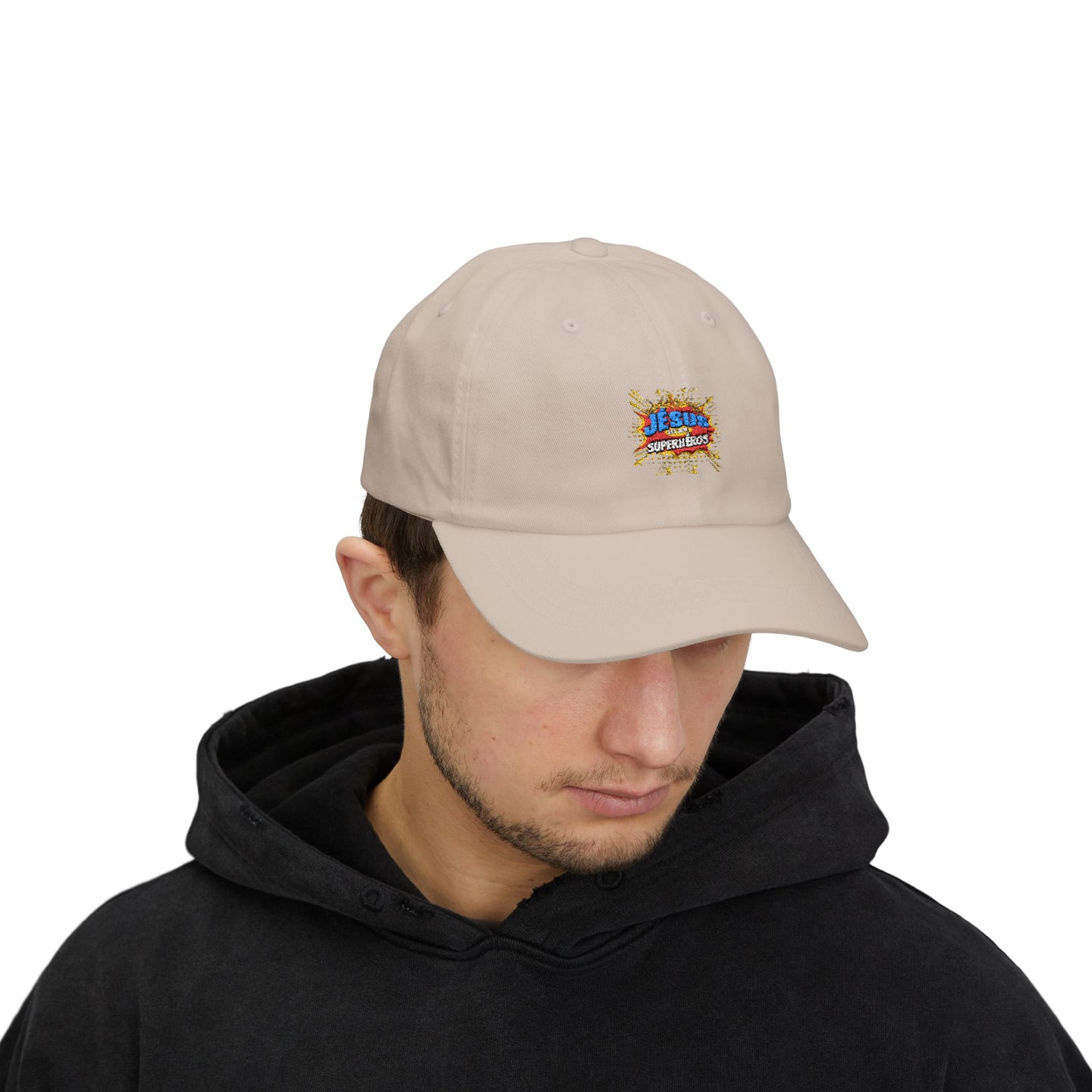 Un homme porte une casquette beige en coton avec le logo brodé Jesus est mon Superhéros.