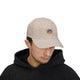 Un homme porte une casquette beige en coton avec le logo brodé Jesus est mon Superhéros.