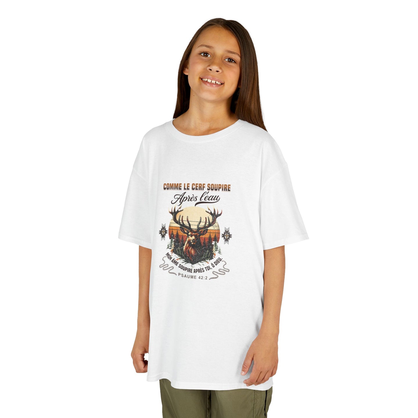 T-shirt blanc enfant avec cerf et texte biblique Psaume 42:2 en français.